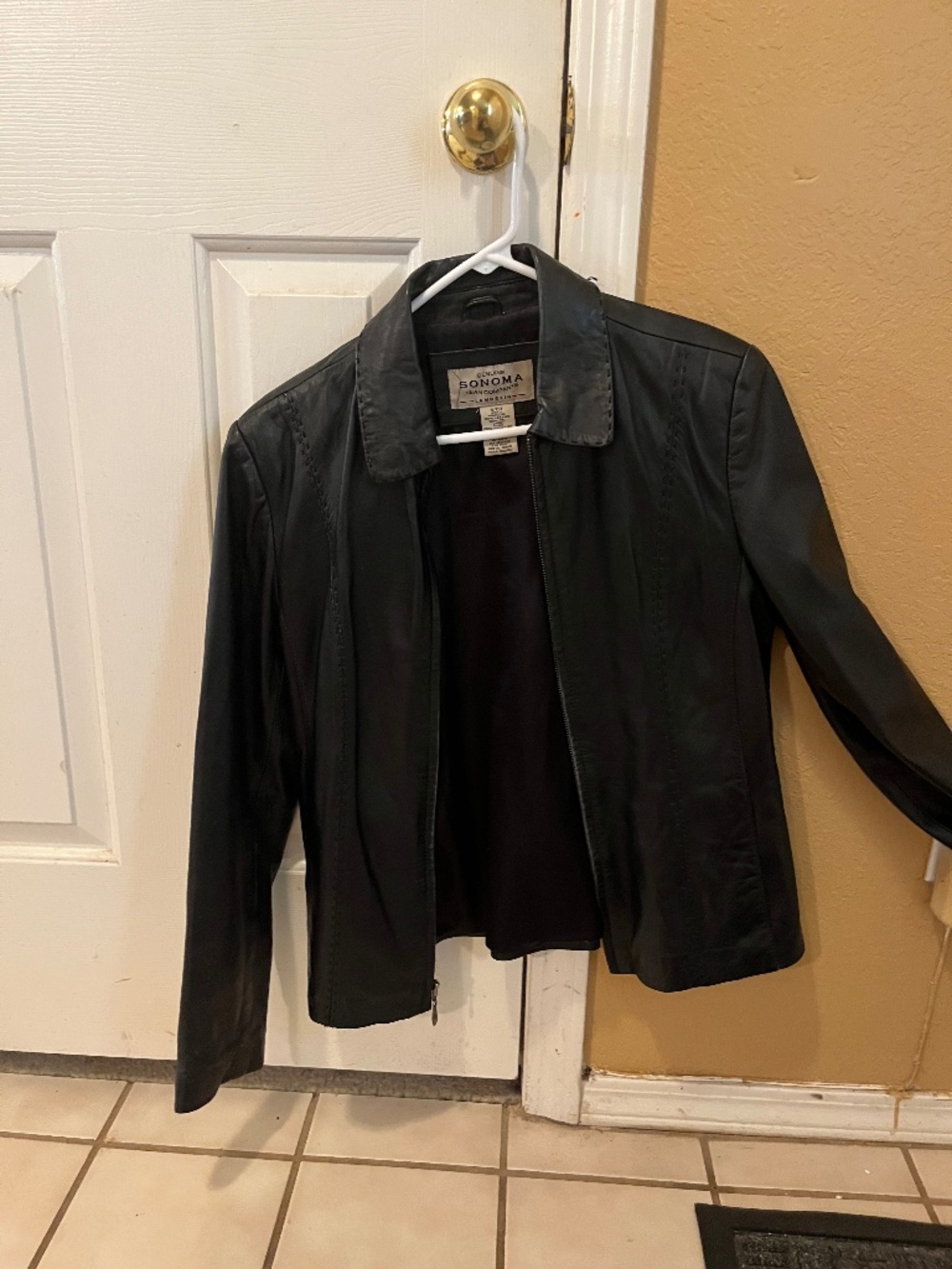 Sonoma 100% leather jacket. Women’s. Polyester lining.